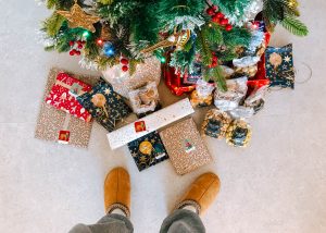 Pakjes bij de kerstboom