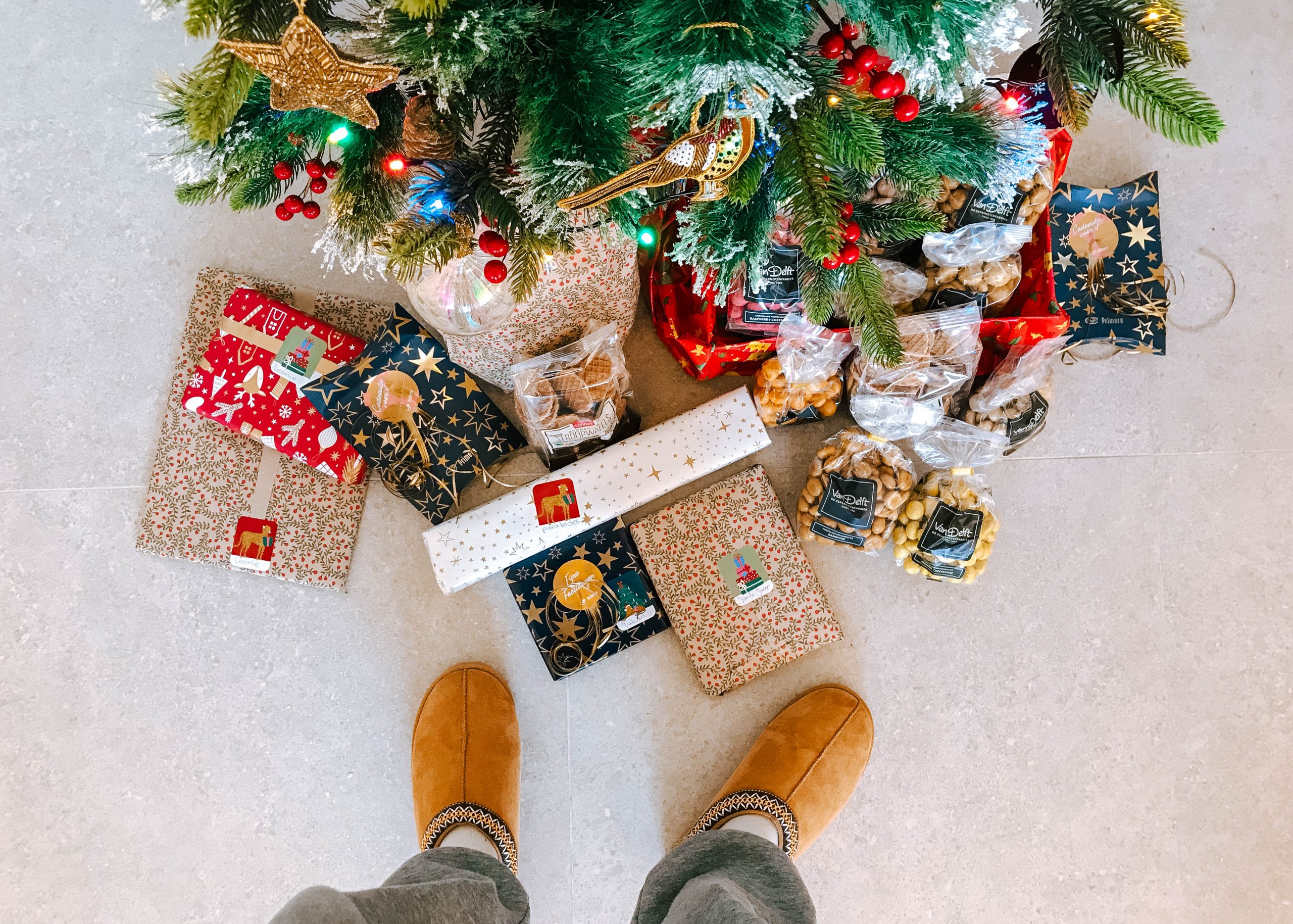 Pakjes bij de kerstboom